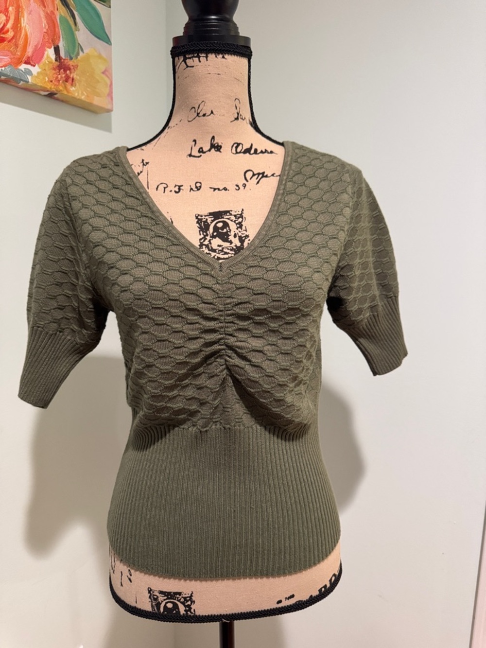 Jessica Simpson Olive Textured V-Neck Knit Top size medium